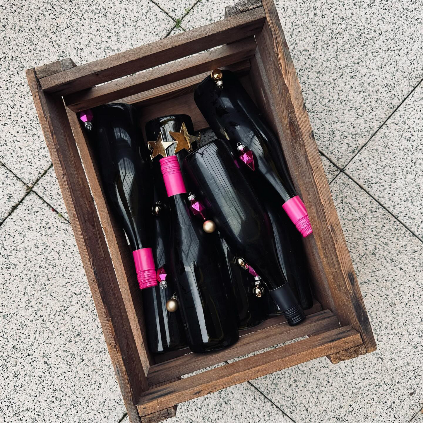 Geöffnete Weinkiste mit Lisas Perlwein