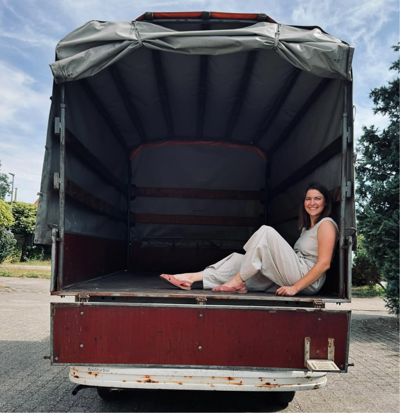 Lisa Riecker in Weinlage on Tour Bus sitzend
