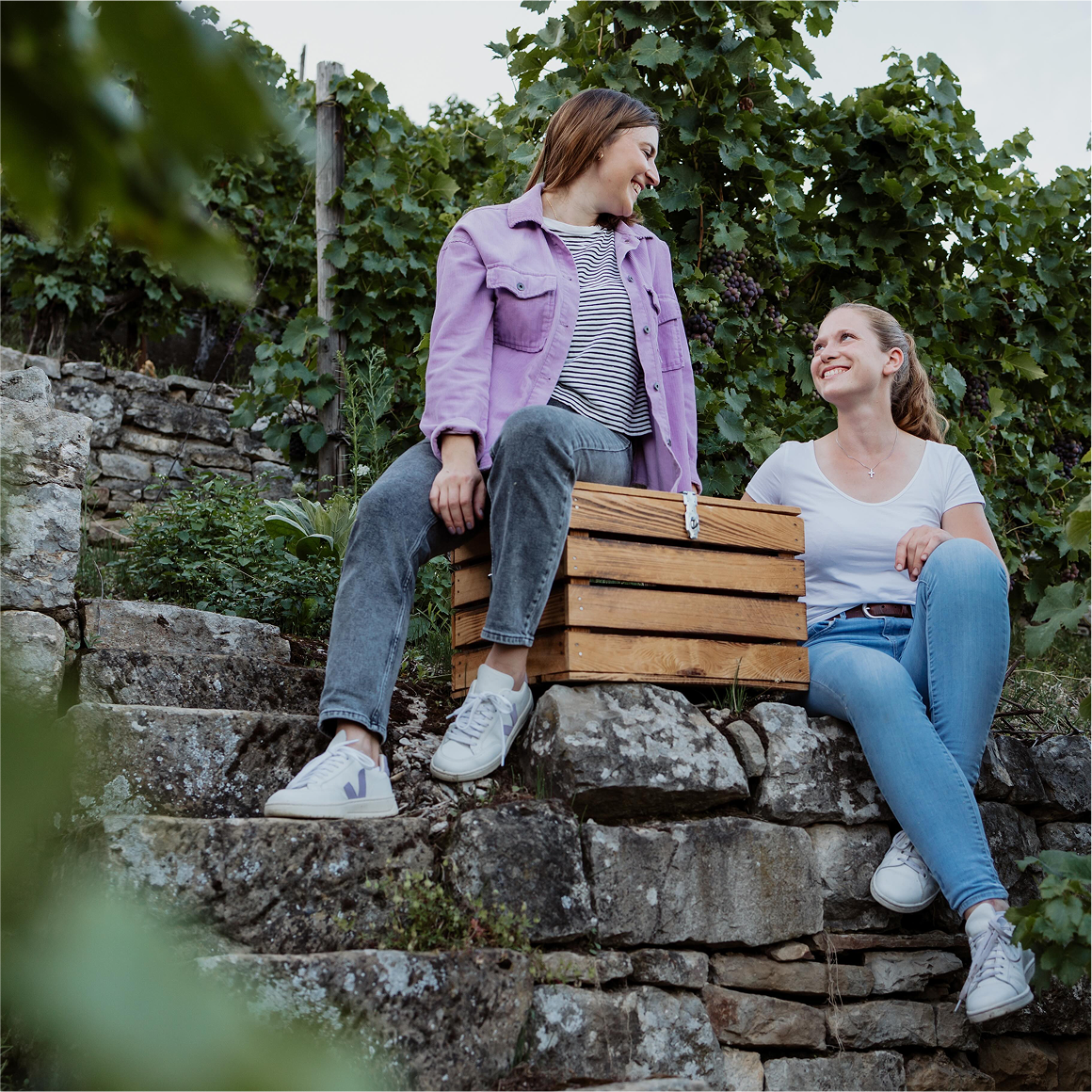 Lisa Riecker mit Freundin in den Weinbergen sitzend