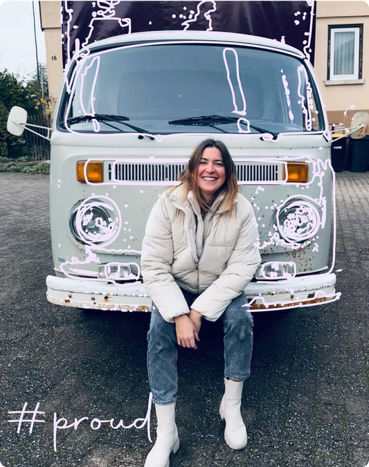 Lisa Riecker vor ihrem Weinbus