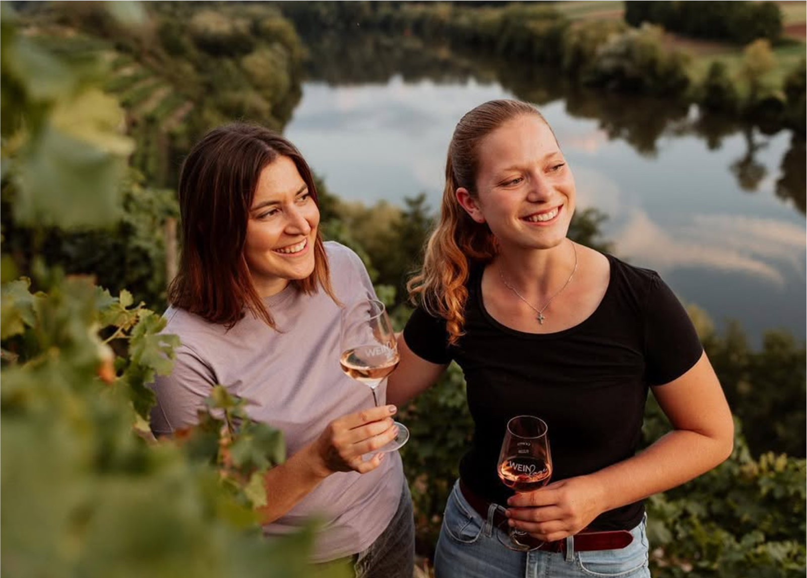 Lisa Riecker mit Freundin – Weinlage