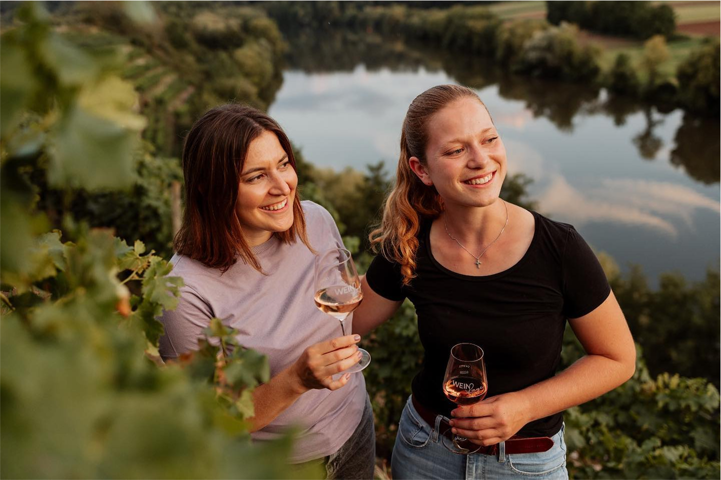 Lisa Riecker mit Freundin bei der Weinverkostung