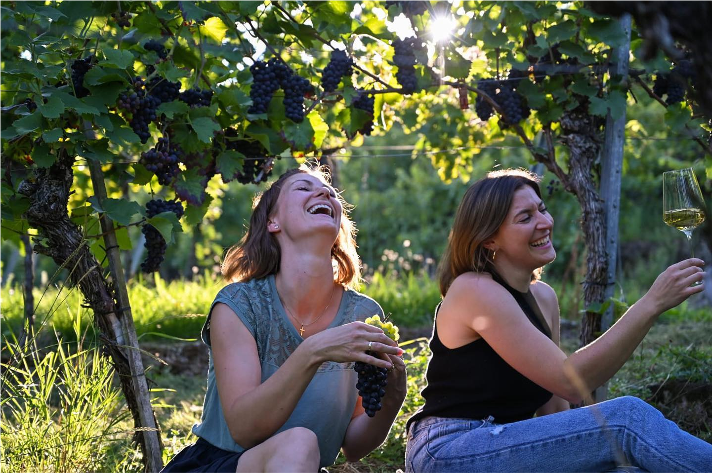 Lisa Riecker mit Freundin bei der Weinverkostung inmitten der Weinberge von Kirchheim am Neckar