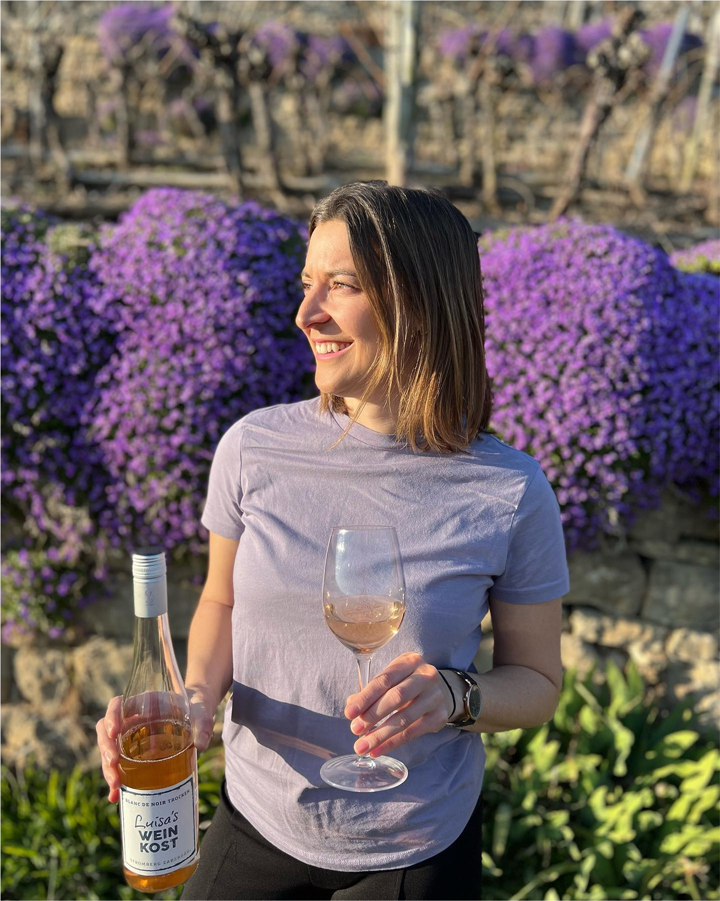 Lisa Riecker bei der Weinverkostung in den Weinbergen bei Kirchheim am Neckar
