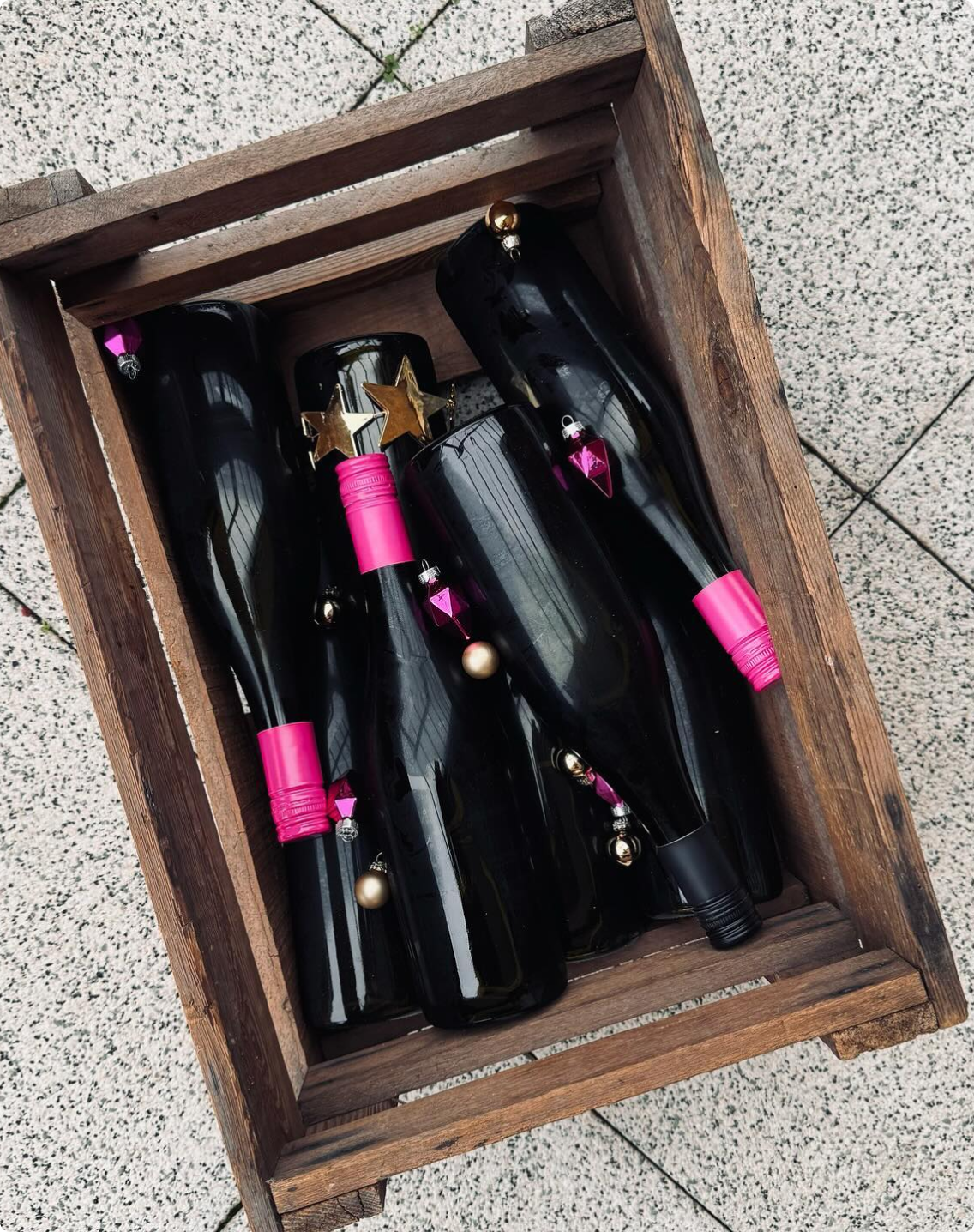Geöffnete Weinkiste mit Lisas Perlwein