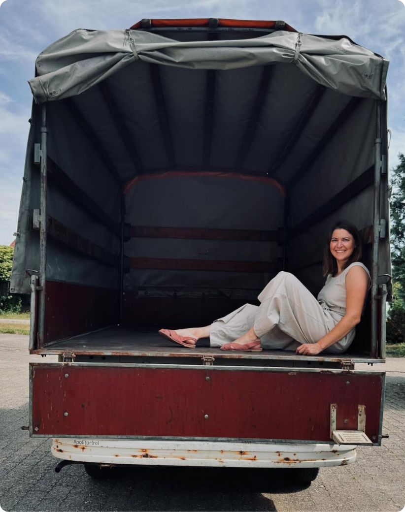 Lisa Riecker im Weinbus sitzend 